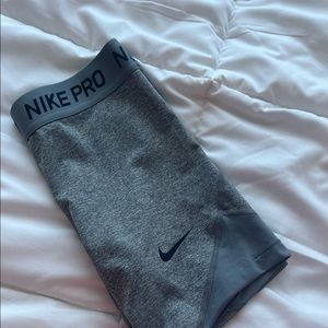 Grey xs Nike pro